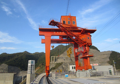 壩頂門式機(jī).jpg 壩頂門式機(jī).jpg